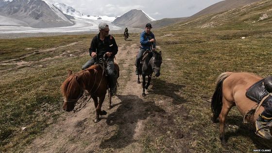 Jamie a Khobe Clarkeovi v Mongolsku pokořili 2200 kilometrů za pomocí motorek, koňů i velbloudů.
