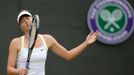 Ruská tenistka Maria Šarapovová je nespokojená se svým výkonem proti Němce Sabine Lisické v osmifinále Wimbledonu 2012.