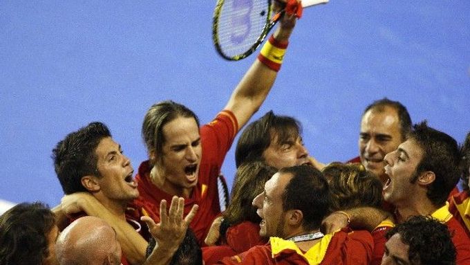 Feliciano Lopez (druhý zleva) a Fernando Verdasco se radují se španělským týmem z výhry ve čtyřhře, která je přiblížila k triumfu ve finále Davis Cupu proti Argentině.