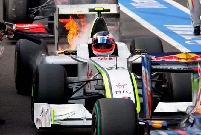 Rubens Barrichello míří do cíle Velké ceny Belgie shořícím motorem