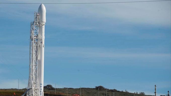 SpaceX Falcon 9, kalifornská základna Vandenberg, 16. ledna 2016. Nová raketa Falcon Heavy vychází právě z upraveného nosiče Falcon 9.
