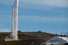 Raketa Falcon 9 se vrátila na Zem, při tvrdém přistání se ale poškodila