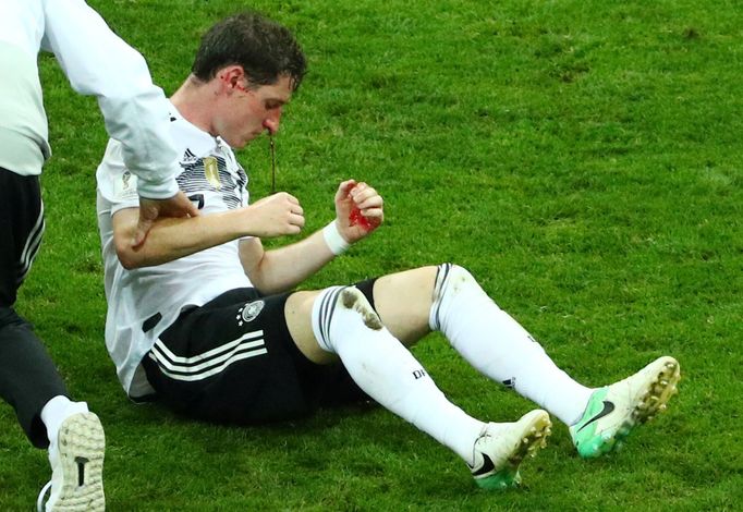 Zraněný Sebastian Rudy v zápase Německo - Švédsko na MS 2018