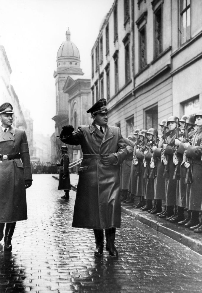 Neomezený vládce v Generálním gouvernementu, tedy okupovaném Polsku, Hans Frank, vedle něj Otto von Wächter a čestná rota na ulici ve Lvově, 1940 až 1944.