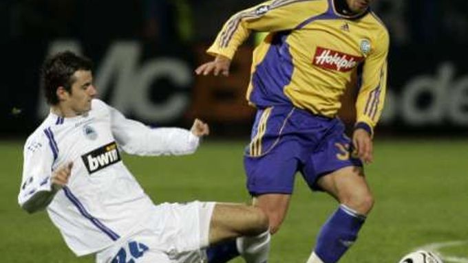 Daniel Pudil z Liberce (v bílém) atakuje hráče Grasshoppersu Scotta Suttera.