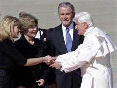 George Bush vítá s rodinou na letišti Benedikta XVI.