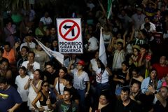 Bolivijci v prvním kole voleb prezidenta rozhodli o konci 20leté vlády levice