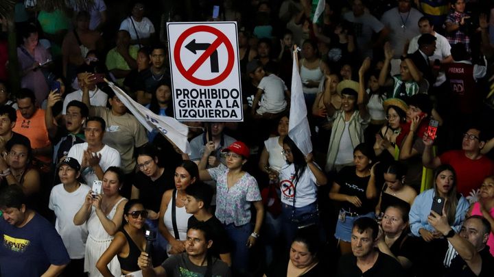 Bolivijci v prvním kole voleb prezidenta rozhodli o konci 20leté vlády levice; Zdroj foto: Reuters