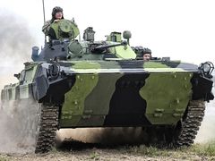 Konstrukce BVP-2 je téměř padesát let stará a pro vojáky - i kvůli nádržím v zadních dveřích - nebezpečná.