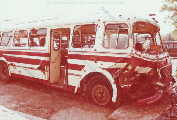 Unesený školní autobus zdevastovaný přestřelkou s pohraničníky a nárazem do obrněného transportéru.