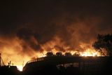 Exploze způsobila v průmyslové oblasti rozsáhlý požár.