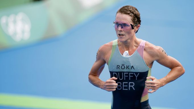 Flora Duffyová v triatlonovém závodě na olympiádě v Tokiu.