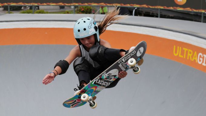 Takto jedenáctiletá britská skateboardistka Sky Brownová při tréninku vylétla z rampy.
