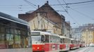 Kvůli námraze stojí tramvaje v pražské Libni - fronta mezi zastávkami Bulovka a Vosmíkových.