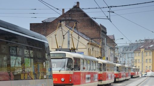 Kvůli námraze stojí tramvaje v pražské Libni - fronta mezi zastávkami Bulovka a Vosmíkových.
