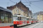 Tramvaj v Praze srazila třináctiletého chlapce, zůstal zaklíněný pod vozem