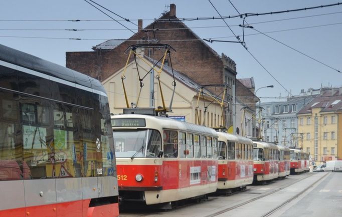 Kvůli námraze stojí tramvaje v pražské Libni - fronta mezi zastávkami Bulovka a Vosmíkových.