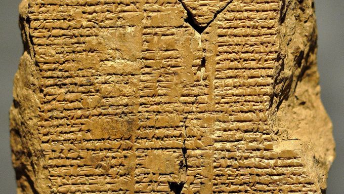 Jedna z tabulek Eposu o Gilgamešovi, která je v muzeu v Iráku.