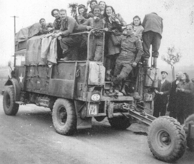 Ukázky fotografií z knihy "Kříže a hvězdy od Dunkerque" připomínající účast československých vojáků při obléhání Dunkirku v roce 1944.