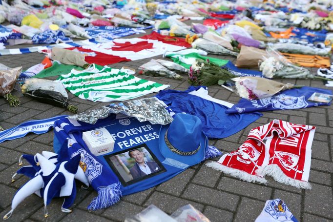 Fanoušci Leicesteru se loučili se zesnulým majitelem u stadionu