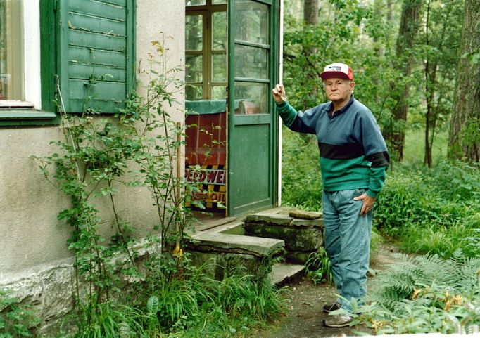 Bohumil Hrabal v Kersku, kde v 60. letech koupil chatu a staral se tam o mnoho koček.