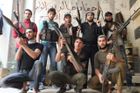 Takto se nechali zvěčnit členové povstalecké skupiny "Bojovníci Chálida íbn al Walída" v Homsu.