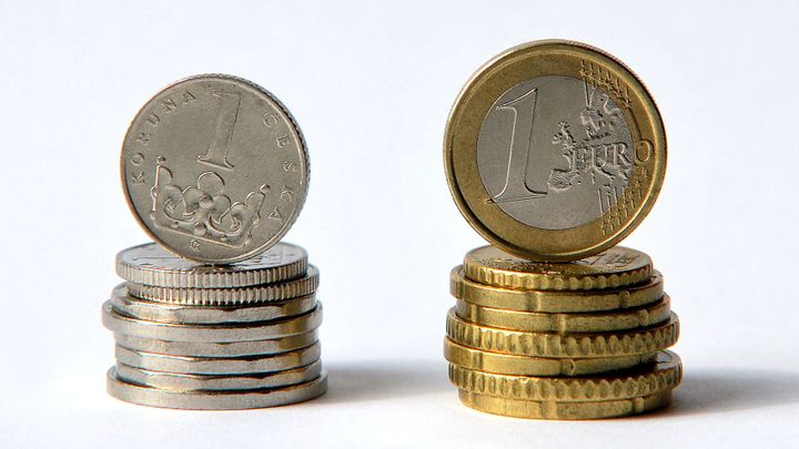 Zdraží hypotéky, zlevní elektronika. Jak se náhlé zvýšení sazeb dotkne většiny Čechů