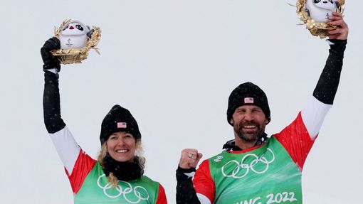 Nick Baumgartner a Lindsey Jacobellisová se radují z vítězství ve finále snowboardcrossu týmů na ZOH 2022.