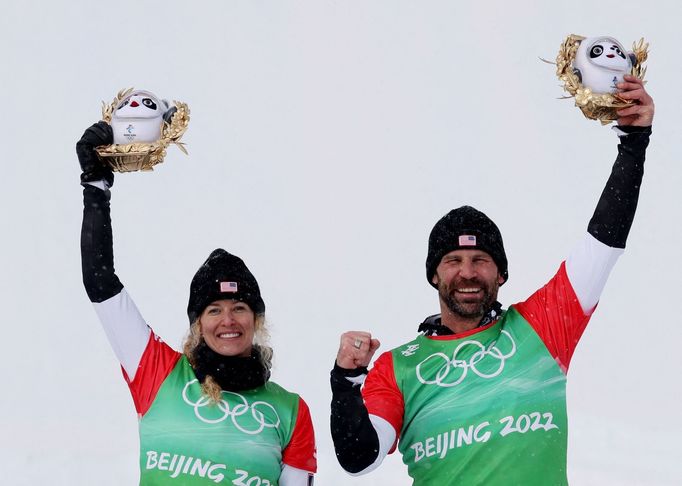 Nick Baumgartner a Lindsey Jacobellisová se radují z vítězství ve finále snowboardcrossu týmů na ZOH 2022.