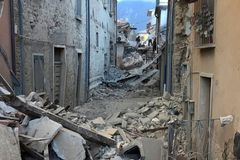 Silné zemětřesení v Itálii. Město neexistuje, teď musíme zachránit co nejvíc lidí, řekl starosta