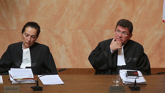 Soudce Jaroslav Fenyk (vpravo) při jednání o církevních restitucích.