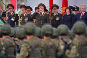 Foto: Rusko si konec války připomíná komorně, Lukašenko se vojenské přehlídky nevzdal