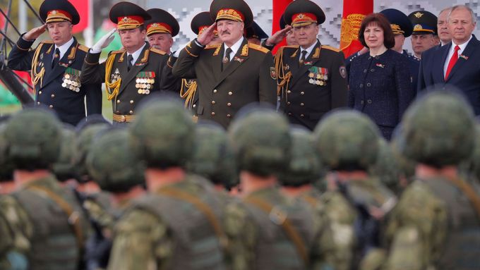 Foto: Rusko si konec války připomíná komorně, Lukašenko se vojenské přehlídky nevzdal