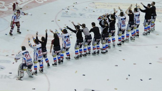 Pardubice daly Vítkovicím pět gólů a sahají po titulu