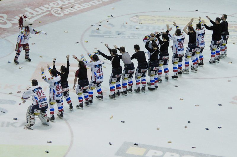 Pardubické hokejové oslavy s koněm