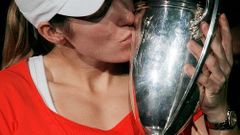 Justine Heninová s trofejí pro vítězku Turnaje mistryň