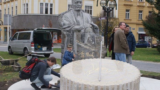 Takto se v Hradci Králové instaloval pomník Františka Ulricha. Tento populární starosta vládl městu 34 let a dodnes je v "Mechově" uctívanou ikonou