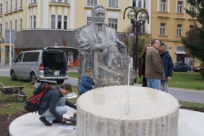 Takto se v Hradci Králové instaloval pomník Františka Ulricha. Tento populární starosta vládl městu 34 let a dodnes je v "Mechově" uctívanou ikonou