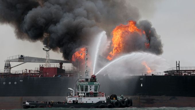 Požárníci hasí oheň na ropném tankeru společnosti Pemex
