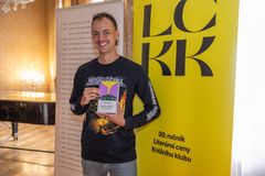 Literární cenu Knižního klubu získal román Filipa Roháče Královna racků