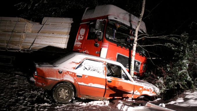 Kamion se dřevem havaroval při odbočování ze silnice číslo 9 z České Lípy na Mělník. Do příkopu smetl osobní auto, které čekalo na odbočení na hlavní silnici.