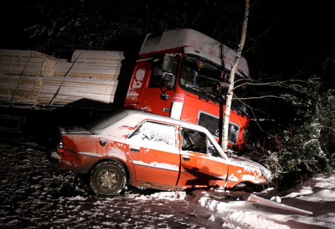 Kamion se dřevem havaroval při odbočování ze silnice číslo 9 z České Lípy na Mělník. Do příkopu smetl osobní auto, které čekalo na odbočení na hlavní silnici.