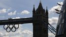 Members of the Streb extreme dance group abseil down the face of City Hall, with Tower Bridge and the Olympic rings behind them in central London July 15, 2012. The event is part of the London 2012 Cultural Olympiad, being held in the capital as it is about to host the London 2012 Olympic Games. REUTERS/Andrew Winning (BRITAIN - Tags: ENTERTAINMENT CITYSPACE SOCIETY SPORT OLYMPICS) Published: Čec. 15, 2012, 11:01 dop.