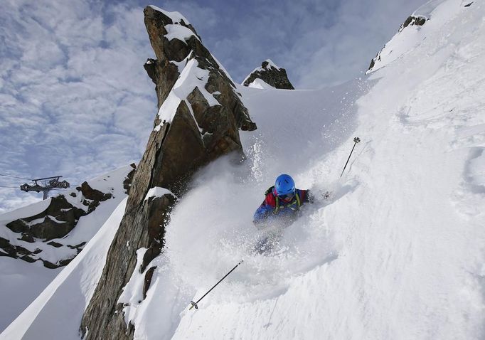 Austrian freeride skier Lukas Ebenbichler skis down a small channel during a freeride skiing tour on Stubaier glacier mountain in Stubai January 7, 2013. Backcountry or freeride skiers ski away from marked slopes with no set course or goals, in untamed snow, generally in remote mountainous areas. Picture taken January 7, 2013. REUTERS/ Dominic Ebenbichler (AUSTRIA - Tags: SPORT SKIING SOCIETY) Published: Led. 21, 2013, 10:20 dop.