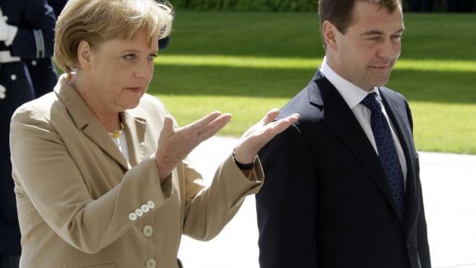Merkelová vítá Medveděva v Berlíně