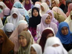 Malajsie je multietnická země. Dominantní postavení v ní však mají zajištěno rodilí Malajci-muslimové
