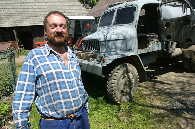 Řidič Milan Čurda u svého vozu Praga V3S v Tuhani na Semilsku, 20. května 2005. Proslul po nehodě, při níž mu bylo naměřeno téměř 8 promile.