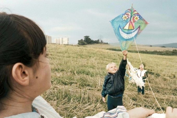 Děti pouští draka na podzimním poli v Československu, 5. října 1987. Kolorováno