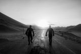 Vítězem v kategorii Sport je Francouz Thomas Meurot s fotografickou sérií Kald Sòl (Studené slunce). Dokument vypráví o surfařské expedici na Island. Ukázka ze série snímků.