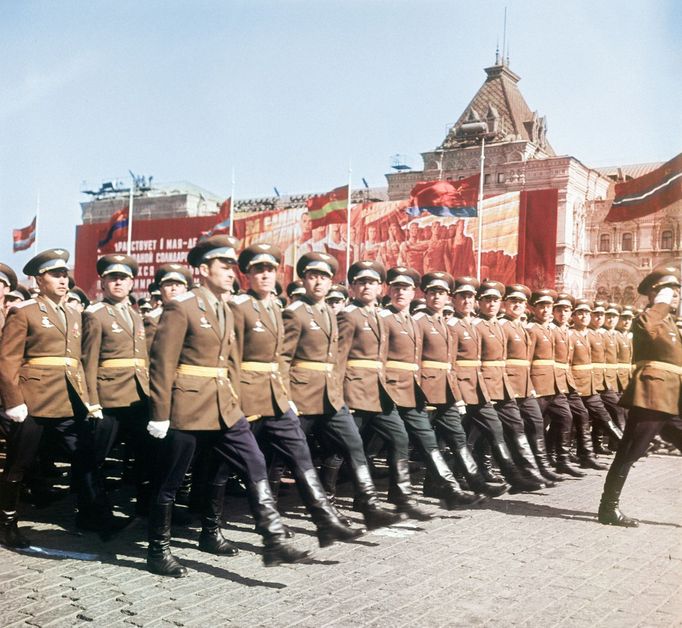 Vojenská přehlídka na Rudém náměstí v Moskvě ke Dni vítězství. Rok 1968